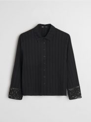 Bawełniana teksturowana koszula z koronkowym mankietem - czarny. Czarne koszule Sinsay, l, bez wzorów, z bawełny, bez kołnierzyka, bez ramiączek. Za 49.99 zł.