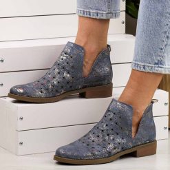 Niebieskie jeans jesienne ażurowe botki damskie M.Daszyński Sa62-102. Niebieskie botki M.Daszyński, z aplikacjami, z jeansu, z okrągłym noskiem, bez obcasa, na obcasie, bez zapięcia. Za 199.00 zł.