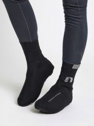 Pokrowce na buty Newline Core neoprene. Czarne buty do biegania Newline, bez wzorów, z dzianiny, bez zapięcia, do biegania. Za 113.20 zł.