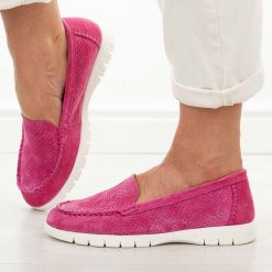 Fuksja ażurowe skórzane mokasyny damskie Vinceza 95360. Czerwone mokasyny VINCEZA, z aplikacjami, z jeansu, z okrągłym noskiem. Za 199.00 zł.