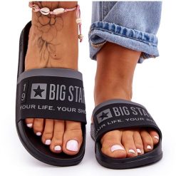 Damskie Lekkie Klapki Big Star LL274732 Czarne. Czarne klapki bez wzorów, z gumy, casualowe, bez obcasa, bez zapięcia. Za 125.58 zł.