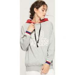 Bluza z kontrastowym kapturem - Jasny szar. Szare bluzy z kapturem marki Sinsay. W wyprzedaży za 49.99 zł.