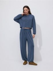 Krótka bluza z wiskozą - granatowy. Niebieskie bluzy Reserved, l, bez wzorów, z dzianiny, bez ramiączek, bez kaptura. Za 89.99 zł.