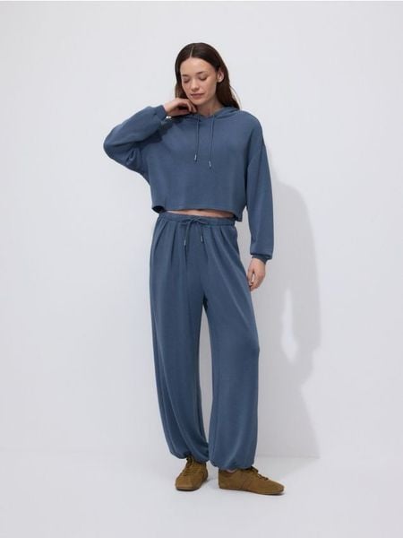 Krótka bluza z wiskozą - granatowy. Niebieskie bluzy Reserved, l, bez wzorów, z dzianiny, bez ramiączek, bez kaptura. Za 89.99 zł.