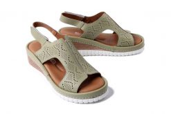 ARTIKER RELAKS 56C0927 zielony, sandały damskie. Zielone sandały Artiker Relaks, bez wzorów, ze skóry, bez obcasa, na koturnie, bez zapięcia. Za 168.94 zł.