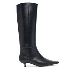 Kozaki Calvin Klein. Czarne kozaki Calvin Klein, bez wzorów, bez obcasa, na szpilce, bez zapięcia. Za 999.99 zł.