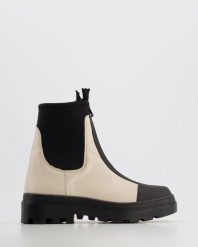 BOTKI DAMSKIE 302 VIT-S ICE-NE. Czarne botki Venezia, bez wzorów, ze skóry, bez obcasa, bez zapięcia. Za 389.00 zł.