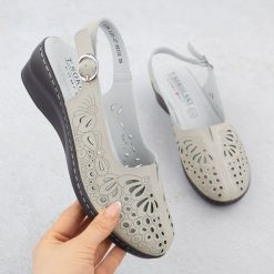 Skórzane sandały damskie ażurowe na koturnie beżowe T.Sokolski L26-27. Brązowe sandały T.Sokolski, w ażurowe wzory, z materiału, eleganckie, bez obcasa, na koturnie, bez zapięcia. Za 179.99 zł.