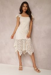 Beżowa Sukienka Andramia. Brązowe sukienki Renee, m, z aplikacjami, z koronki, bez kołnierzyka, bez ramiączek, midi, dopasowane. W wyprzedaży za 159.99 zł.
