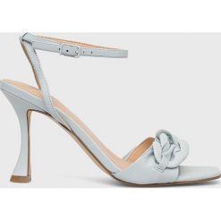 Guess sandały skórzane Heaton. Niebieskie sandały Guess, z aplikacjami, z gumy, bez obcasa, na obcasie, bez zapięcia. W wyprzedaży za 549.99 zł.