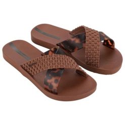 Klapki damskie Ipanema Sense Slide 27214 BD334 brązowe. Brązowe klapki bez wzorów, z materiału, sportowe, bez obcasa, bez zapięcia. Za 184.19 zł.