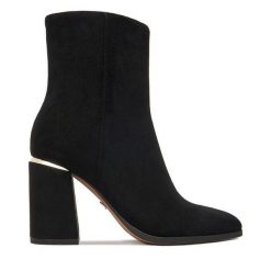 Botki Nine West. Czarne botki Nine West, bez wzorów, bez obcasa, na słupku, bez zapięcia. Za 279.99 zł.