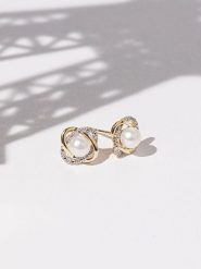 CARATELLI Złote kolczyki-wkrętki "Mitsa" z diamentami i perłami rozmiar: onesize. Białe kolczyki CARATELLI, z diamentem, złote. Za 1,435.99 zł.