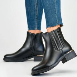 Botki damskie sztyblety jesienne czarne D7995B. Czarne botki marka niezdefiniowana, bez wzorów, ze skóry ekologicznej, eleganckie, bez obcasa, bez zapięcia. Za 183.99 zł.