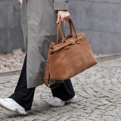 Shopperka zamszowa Solier FL41 Liv cappucino. Żółte torebki klasyczne Solier, bez wzorów, ze skóry, biznesowe, matowe, bez dodatków. Za 369.99 zł.