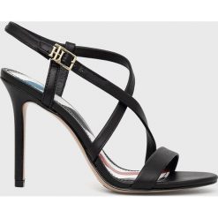 Tommy Hilfiger sandały skórzane kolor czarny. Czarne sandały Tommy Hilfiger, bez wzorów, z materiału, bez obcasa, na obcasie, bez zapięcia. W wyprzedaży za 349.99 zł.