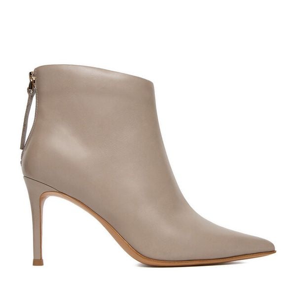 Botki Eva Minge. Szare botki Eva Minge, bez wzorów, bez obcasa, na szpilce, bez zapięcia. Za 479.99 zł.