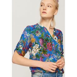 Bluzka w kwiaty - Niebieski. Niebieskie bluzki Reserved, bez wzorów, bez kołnierzyka, bez ramiączek. W wyprzedaży za 49.99 zł.