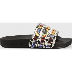 Adidas Originals klapki damskie kolor czarny. Czarne klapki adidas Originals, bez wzorów, z gumy, bez obcasa, na płaskiej podeszwie, bez zapięcia. Za 179.99 zł.