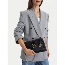 Torebka Nine West. Czarne listonoszki Nine West, bez wzorów, bez dodatków. Za 329.99 zł.