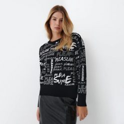 Sweter z napisami - Czarny. Czarne swetry Mohito, l, bez wzorów, bez ramiączek. W wyprzedaży za 89.99 zł.