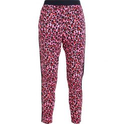 Baum und Pferdgarten JANAI Spodnie treningowe pink leopard. Niebieskie spodnie dresowe marki comma casual identity, z materiału, casualowe. Za 329.00 zł.