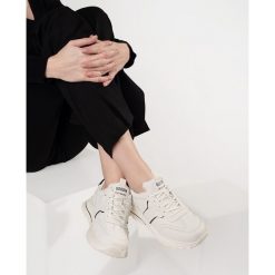 Goodin Skórzane buty sportowe na grubej podeszwie białe. Białe buty treningowe bez wzorów, ze skóry, bez zapięcia, trekkingowe. Za 303.85 zł.