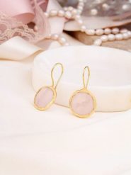 Pierres de Jade Pozłacane kolczyki z perłami i kwarcem różowym rozmiar: onesize. Różowe kolczyki Pierres de Jade, z kwarcem, pozłacane. Za 39.99 zł.