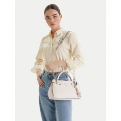 Torebka Guess. Białe torebki klasyczne Guess, z aplikacjami, bez dodatków. Za 369.99 zł.