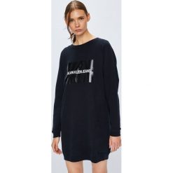 Calvin Klein Jeans - Sukienka. Sukienki marki Calvin Klein Jeans. W wyprzedaży za 359.90 zł.