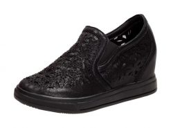 Czarne półbuty damskie sneakersy Jezzi Asa82-8. Czarne półbuty wsuwane Jezzi, w ażurowe wzory, z zamszu, bez obcasa, na koturnie. Za 189.00 zł.