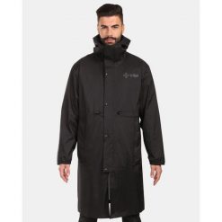Unisex narciarski płaszcz przeciwdeszczowy Kilpi TEAM RAINCOAT-U. Czarne kurtki przeciwdeszczowe Kilpi, na zimę, bez wzorów, z nylonu, sportowe, bez kaptura. Za 1,145.01 zł.