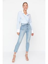 Trendyol Dżinsy - Mom fit - w kolorze błękitnym rozmiar: 36. Niebieskie jeansy Trendyol, bez wzorów, z bawełny, klasyczne, z podwyższonym stanem. Za 92.64 zł.