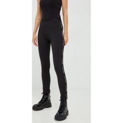 Liu Jo legginsy damskie kolor czarny z aplikacją. Czarne legginsy Liu Jo, z aplikacjami, z dzianiny. Za 489.99 zł.