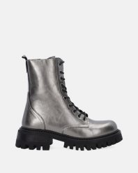 SREBRNE WORKERY Z LAKIEROWANEJ SKÓRY 2910358 540 SILV. Szare botki Venezia, bez wzorów, ze skóry, bez obcasa, bez zapięcia. Za 279.00 zł.