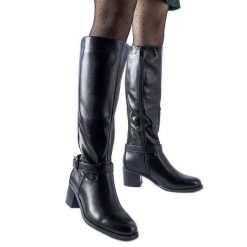 Czarne kozaki z ozdobna sprzączką Ernest. Czarne kozaki na zimę, bez wzorów, z tworzywa sztucznego, eleganckie, bez obcasa, na słupku, bez zapięcia. Za 193.88 zł.