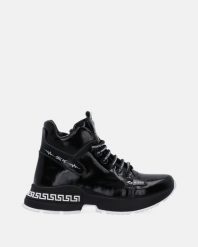LAKIEROWANE BOTKI W SPORTOWYM STYLU 82655 PAT BLACK. Czarne botki Venezia, bez wzorów, z lakierowanej skóry, sportowe, bez obcasa, bez zapięcia. Za 249.00 zł.