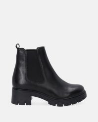 CZARNE SZTYBLETY DAMSKIE VB08-3204 POR BL. Czarne botki Venezia, bez wzorów, ze skóry, bez obcasa, bez zapięcia. Za 299.00 zł.
