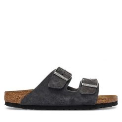 Klapki Birkenstock. Szare klapki Birkenstock, bez wzorów, bez obcasa, bez zapięcia. Za 509.99 zł.