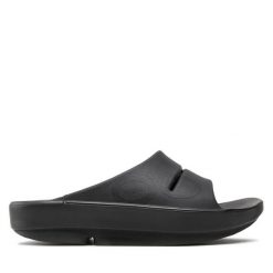 Klapki OOfos. Czarne klapki oofos, bez wzorów, sportowe, bez obcasa, bez zapięcia. Za 299.99 zł.