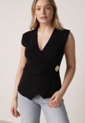 Czarna Bluzka z Wiskozą Kopertowym Dekoltem i Metalową Klamrą z Boku Sanviel. Czarne bluzki Born2be, m, bez wzorów, z jeansu, bez kołnierzyka, bez ramiączek. Za 79.99 zł.
