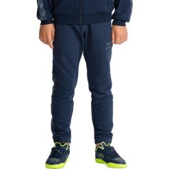 Spodnie dresowe juniorskie Erima Essential Team Sweatpants. Niebieskie spodnie dresowe Erima, bez wzorów, z dresówki, do piłki ręcznej. Za 164.50 zł.