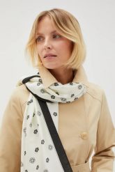 Szalik w kwiaty biały damski. Białe szaliki i kominy MOODO, bez wzorów, z poliesteru. Za 49.99 zł.