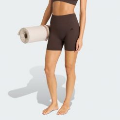 Legginsy Workout Essentials 4 inch. Czerwone legginsy adidas, bez wzorów, z dzianiny, krótkie. Za 129.00 zł.