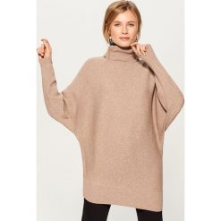 Długi sweter z golfem - Beżowy. Swetry marki INESIS. W wyprzedaży za 79.99 zł.
