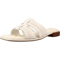 Sandały CLARKS ARIANY MULE Biały. Białe sandały Clarks, bez wzorów, ze skóry, bez obcasa, bez zapięcia. Za 215.99 zł.