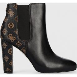 Guess sztyblety Rico damskie kolor czarny na słupku. Czarne botki Guess, z aplikacjami, bez obcasa, na słupku, bez zapięcia. Za 739.99 zł.