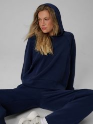 4F Bluza dresowa regular z modalem damska - granatowa XS. Niebieskie bluzy 4f, xs, bez wzorów, z dresówki, klasyczne, bez ramiączek, z kapturem. Za 199.99 zł.