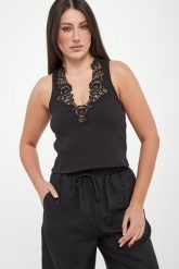 Top damski prążkowany z koronką TWINSET. Topy Twinset Milano, l, bez wzorów, z koronki, bez kołnierzyka, bez ramiączek. Za 449.00 zł.