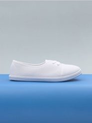 Tenisówki - biały. Białe trampki Sinsay, bez wzorów, bez zapięcia. Za 15.99 zł.